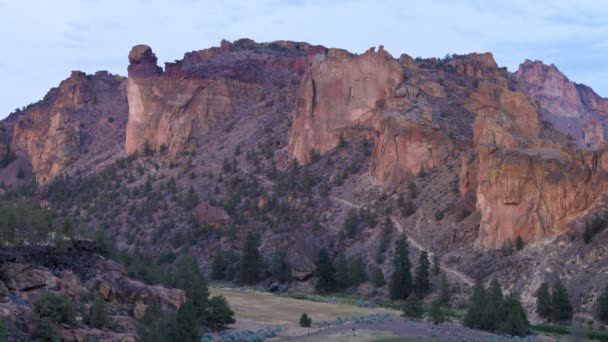 Smith Rocks durante o pôr do sol . — Vídeo de Stock