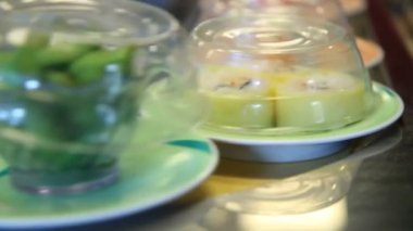 Suşi Konveyör bant üzerinde