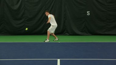 Genç adam onun Tenis becerileri pratik