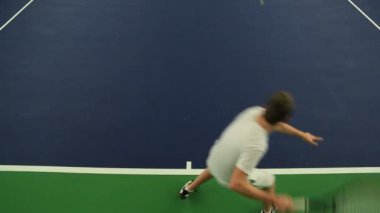 Genç adam onun Tenis becerileri pratik