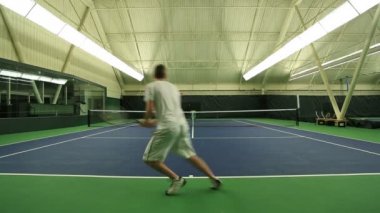 Genç adam onun Tenis becerileri pratik
