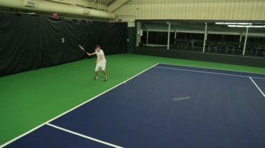 Genç adam onun Tenis becerileri pratik