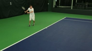 Genç adam onun Tenis becerileri pratik