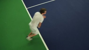 Genç adam onun Tenis becerileri pratik