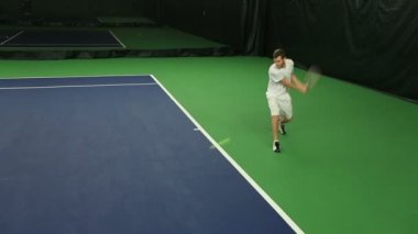 Genç adam onun Tenis becerileri pratik