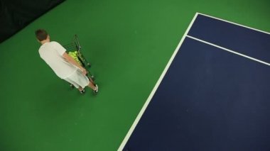 Genç adam onun Tenis becerileri pratik