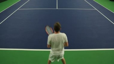 Genç adam onun Tenis becerileri pratik