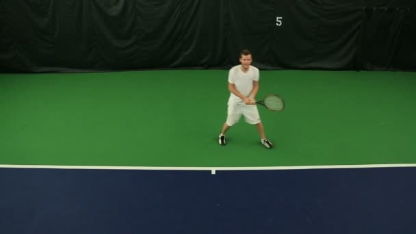 Νεαρός άνδρας εξάσκηση δεξιοτήτων του τένις — Αρχείο Βίντεο