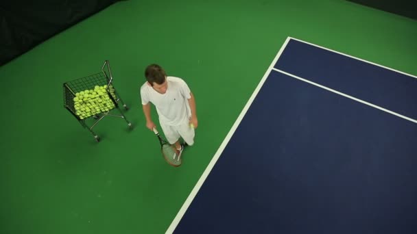 Jovem praticando suas habilidades de tênis — Vídeo de Stock