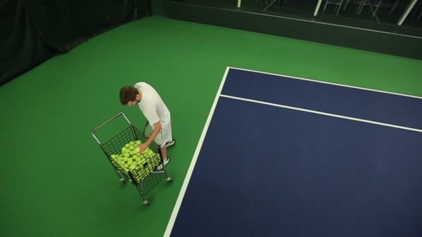 그의 테니스 기술을 연습 하는 젊은 남자 — 비디오