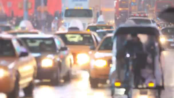 Hektischer Stadtverkehr am Platz der Zeiten. — Stockvideo