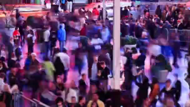 Traffico pedonale cittadino occupato della zona di Times Square . — Video Stock