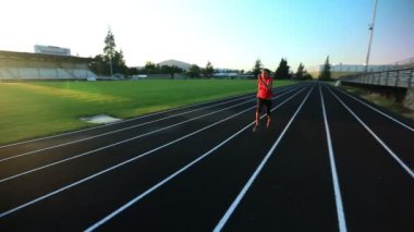 Genç kadın parça runner.