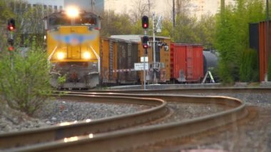 Yük treni yaklaşıyor.