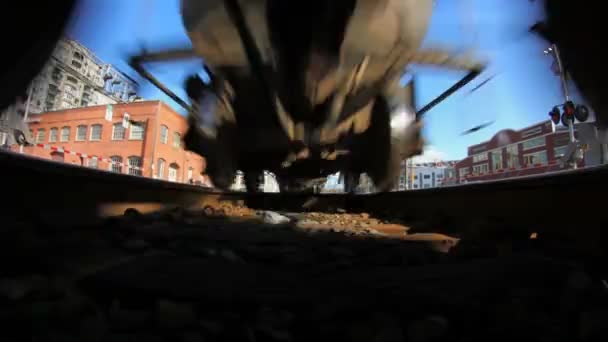Zug fährt über Oberleitung — Stockvideo