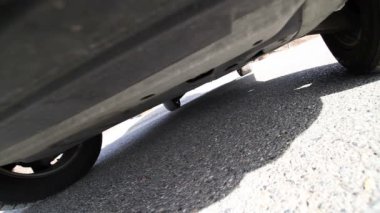 Arabanın altındaki vurdu.