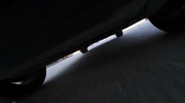Altında araba sürüş sırasında çekim.