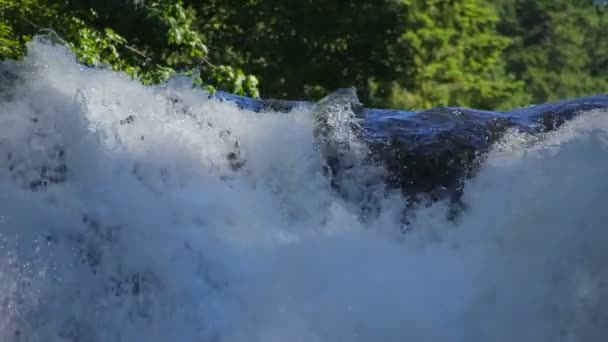 Água de fluxo de cachoeira — Vídeo de Stock