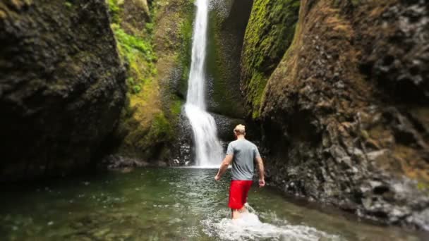 Man lopen in watervallen in rock — Stockvideo