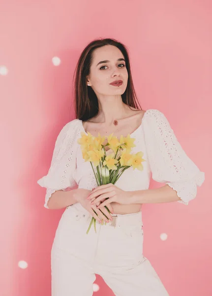 Woman Model Appearance Holds Her Hands Yellow Flowers Pink Background — Fotografia de Stock