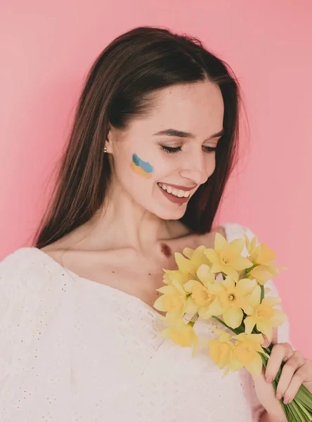 Kvinna Modell Utseende Med Flaggan Ukraina Ansiktet Håller Gula Blommor — Stockfoto