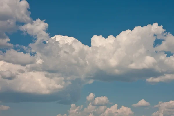 Mavi gökyüzüne karşı beyaz bulutlar