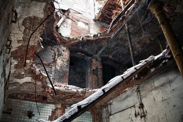 Interior do edifício abandonado e deteriorado — Fotografia de Stock