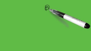 Ayakta duran şişman çocuk elini cebinde siyah-mavi tişört, pantolon, egzoz ve soyut yeşil perde arka planında siyah çizgili ayakkabılar giyerek tut.