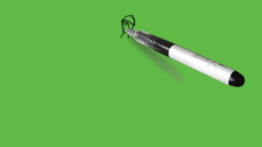 Ayakta duran çocuk, kollarını dirseğinden bükerek sıcak yeşil desenli şal, kahverengi pantolon, kep ve soyut yeşil ekran arka planında siyah çizgili gri ayakkabılar giyiyor.