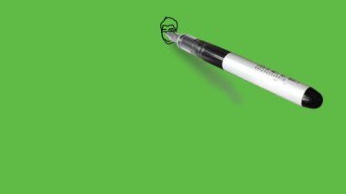 Gözlüklü genç sakallı genç adam ellerini dirseğinden bükerek siyah-mavi uzun kurta, achkan, daha alçak ve soyut yeşil perde arka planında siyah çizgili ayakkabılar giyiyor.