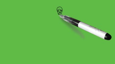 Ayakta duran beyefendinin elinde siyah-mavi uzun kurta, daha alçak ve soyut yeşil ekran arka planda siyah çizgili ayakkabılar var.