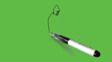 Ayakta duran yaşlı adam ellerini birbirine sarar mavi ve siyah desenli şal, daha alçak, siyah çizgili ve soyut yeşil ekran arkaplanı olan ayakkabılar giyer.