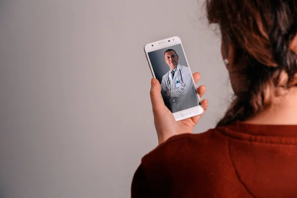 Mujer Viendo Telefono Mvil Una Videollamada Con Medico Distanciamiento Social — Stock fotografie