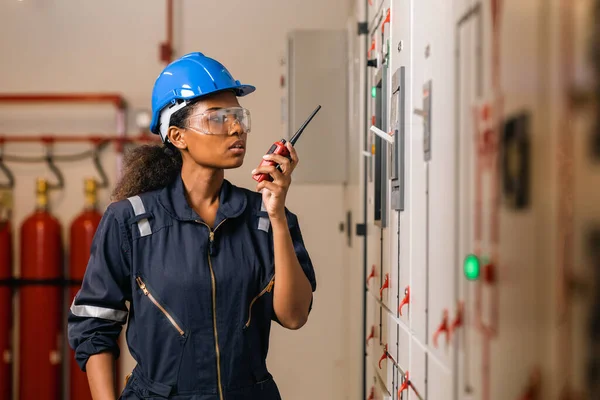 Professional Engineer Black Women Working Tablet Warehouse Factory Engineer Worker — 图库照片