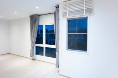 Geceleri boş oda ya da yatak odası. Evin içinde ahşap kaplamalı zemin, duvar, pencere dikey ayarlama, perdeler ve ışık. Yeni ve temiz görünüm arka plan için modern.