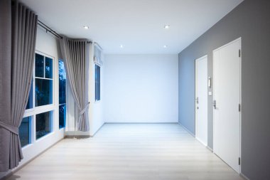 Boş oda ya da yatak odası. Ahşap zeminli ya da lamine kaplı iç bina, duvar, kapı, pencere, loş ışık, venedik körü, göz perdesi. Arkaplan için yeni temiz görünüm modern.