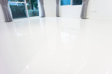 Perspektif olarak kare desenli beyaz fayans tabanı. Seramik yüzey pırıl pırıl. Banyo, mutfak ve çamaşır odası için modern iç mimari tasarımı. Arkaplan için boş boşluk