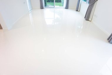 Perspektif olarak kare desenli beyaz fayans tabanı. Seramik yüzey pırıl pırıl. Banyo, mutfak ve çamaşır odası için modern iç mimari tasarımı. Arkaplan için boş boşluk