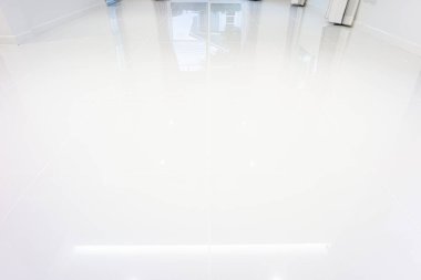 Perspektif olarak kare desenli beyaz fayans tabanı. Seramik yüzey pırıl pırıl. Banyo, mutfak ve çamaşır odası için modern iç mimari tasarımı. Arkaplan için boş boşluk