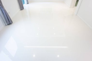 Perspektif olarak kare desenli beyaz fayans tabanı. Seramik yüzey pırıl pırıl. Banyo, mutfak ve çamaşır odası için modern iç mimari tasarımı. Arkaplan için boş boşluk