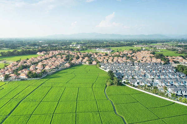 空中景观中的绿地或绿地景观 包括农业农场 房屋建造 房地产或财产 用于住房细分 销售或投资的地块 — 图库照片
