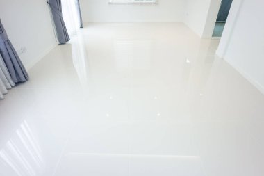Perspektif olarak kare desenli beyaz fayans tabanı. Seramik yüzey pırıl pırıl. Banyo, mutfak ve çamaşır odası için modern iç mimari tasarımı. Arkaplan için boş boşluk