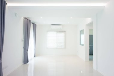 Perspektif, tavan, perde, kör, kapının ışığı, tavan lambası ve kliması olan beyaz, boş bir oda ya da seramik fayans. Arka plan için modern iç tasarım.