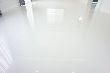 Perspektif olarak kare desenli beyaz fayans tabanı. Seramik yüzey pırıl pırıl. Banyo, mutfak ve çamaşır odası için modern iç mimari tasarımı. Arkaplan için boş boşluk