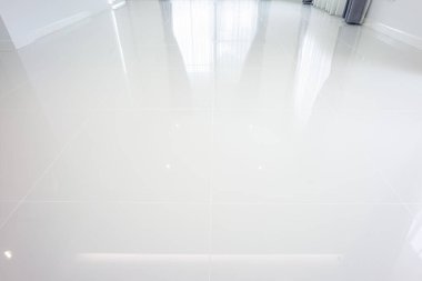 Perspektif olarak kare desenli beyaz fayans tabanı. Seramik yüzey pırıl pırıl. Banyo, mutfak ve çamaşır odası için modern iç mimari tasarımı. Arkaplan için boş boşluk