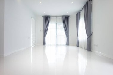 Beyaz boş alan ya da oda, perspektif görünümlü seramik fayans zemininden oluşur. Venedik perdesi dahil, perde. Modern lüks ev tasarımı. Arka plan için temiz, parlak ve parlak görünün.