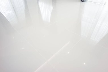 Perspektif olarak kare desenli beyaz fayans tabanı. Seramik yüzey pırıl pırıl. Banyo, mutfak ve çamaşır odası için modern iç mimari tasarımı. Arkaplan için boş boşluk