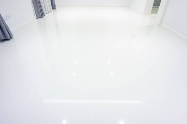 Perspektif olarak kare desenli beyaz fayans tabanı. Seramik yüzey pırıl pırıl. Banyo, mutfak ve çamaşır odası için modern iç mimari tasarımı. Arkaplan için boş boşluk
