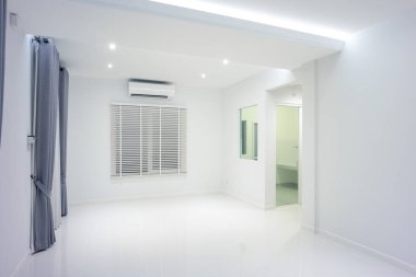 Seramik seramik döşemeli beyaz boş oda ya da gece görüş açısında. Venedik körü, perde, tavan lambası ve klima dahil. Arka plan için modern iç tasarım.