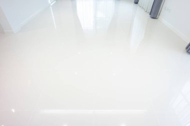 Perspektif olarak kare desenli beyaz fayans tabanı. Seramik yüzey pırıl pırıl. Banyo, mutfak ve çamaşır odası için modern iç mimari tasarımı. Arkaplan için boş boşluk